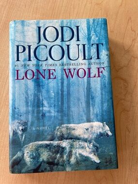 🌻3/$20 Lone Wolf Hardcover Book - By Jodi Picoult